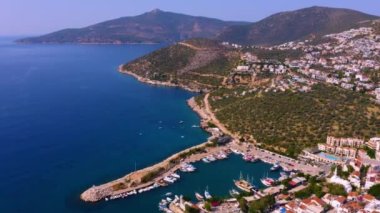 Dağ kıyısındaki tatil köyünün havadan panoramik manzarası. Etrafı dağlarla çevrili güzel bir kasaba..