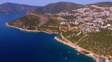 Türkiye, Avrupa 'daki Alp tatil beldesinin hava manzarası. Güzel şehir manzarası ve yukarıdan mavi deniz koyuyla dolu bir dağ..