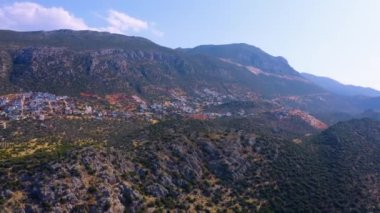 Dağlarda manzaralı bir şehir. Arka planda güzel bulutlu bir gökyüzü. İHA 'dan havadan panoramik görüntü.