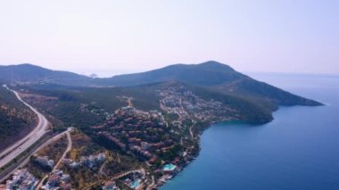 Mavi deniz ve dağ manzaralı tatil köyü manzarası. İnsansız hava aracından görüntüle.