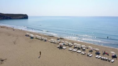 İnsanlar deniz sahilinde dinleniyor. İHA 'dan hava panoramik görüntüsü. Yaz tatili kavramı.