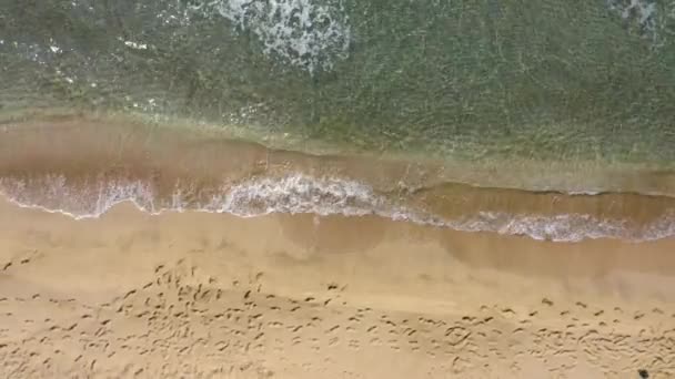 砂浜を洗う澄んだ青い水の波のトップビュー 自然背景 — ストック動画
