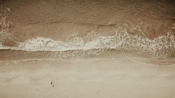 Långsamma Rörelser Havsvatten Vågor Tvätta Sandstrand Ovanifrån Från Drönare — Stockvideo