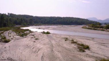 Nehir, yeşil orman ve dağlar. Resimli doğa arka planı. Yaz zamanı manzarası.