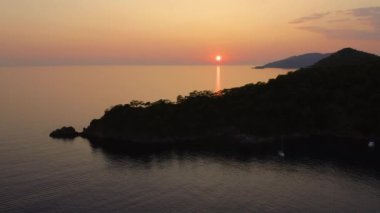 Gün batımında deniz koyunun göz kamaştırıcı manzarası. Güzel deniz manzarası. Yukarıdan doğa manzarası.