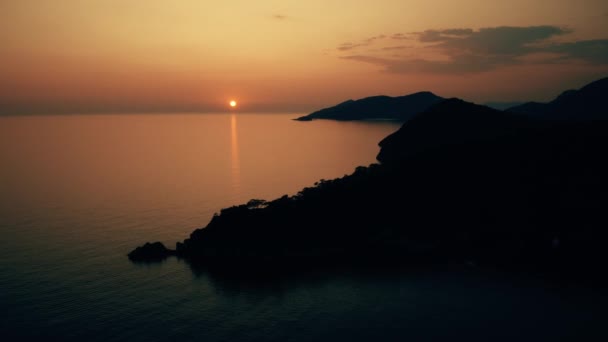 夕日の岩の島と海の湾の息をのむような景色 美しい自然パノラマ — ストック動画