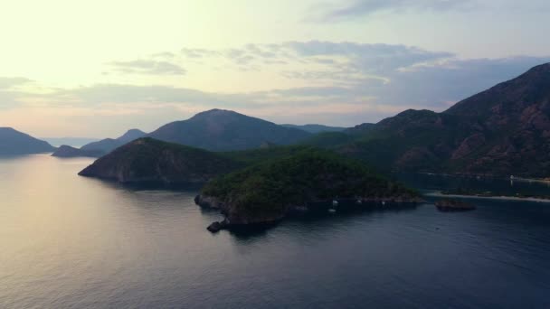 Paysage Pittoresque Baie Mer Montagnes Verdoyantes Coucher Soleil Magnifique Panorama — Video