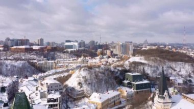 Kışın karla kaplı şehir manzarası. Karla kaplı evlerin drone görüntüsü.