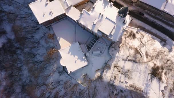 Vista Aérea Neve Coberto Edifícios Residenciais Dia Inverno Ensolarado Residencial — Vídeo de Stock