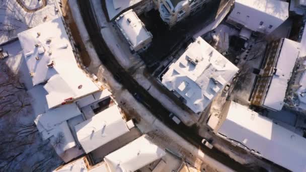 Drone Widok Pokryte Śniegiem Domy Podwórka Śnieg Pokryty Kijów Słoneczny — Wideo stockowe