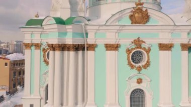 Ukrayna 'daki dekoratif ortodoks kilisesinin inanılmaz yüzü. Kiev Katedrali manzarası.