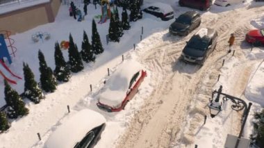 15.02.2021 Kyiv, Ukrayna: Yoğun kar yağışından sonra araba bir otoparka sığar. Havadan üst görünüm.
