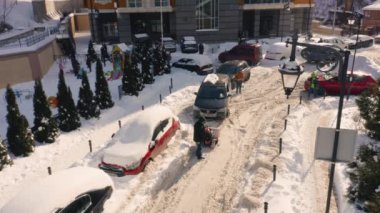 15.02.2021 - Kyiv, Ukrayna: Otomobil ve kar temizleme makinesi olan adam. Havadan üst görünüm.