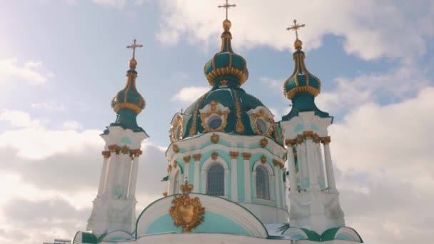 Iglesia Ortodoxa San Andrés Sobre Fondo Azul Cielo Domos Azules — Vídeos de Stock