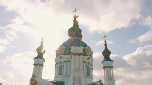 Iglesia Ortodoxa San Andrés Sobre Fondo Azul Del Cielo Increíble — Vídeos de Stock