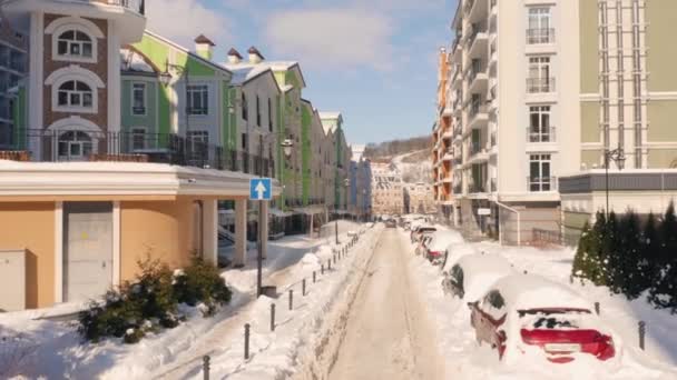 Міська Вулиця Масово Вкрита Снігом Після Снігу Кольорові Будівлі Автомобілі — стокове відео