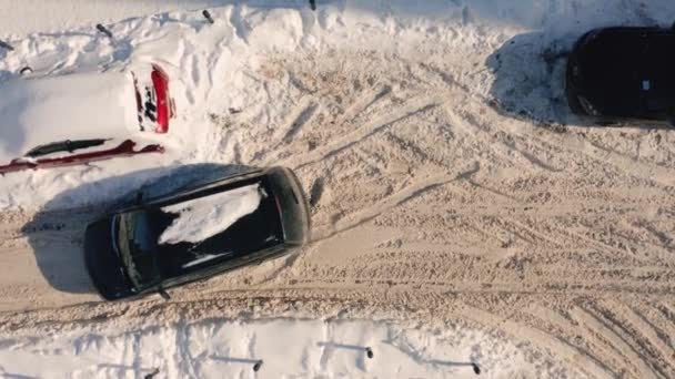 Вид Сверху Воздуха Парковки Покрытой Снегом Следы Шин Снегу — стоковое видео