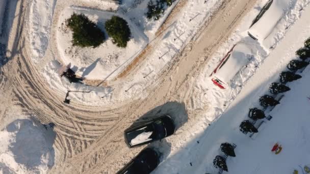 Luftaufnahme Vom Parkplatz Des Grundstücks Nach Starkem Schneefall Reifenspuren Schnee — Stockvideo