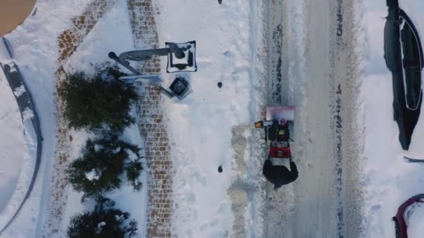 Yoğun Bir Kar Yağışından Sonra Adam Sokaklarda Kar Temizliyor Havadan — Stok video