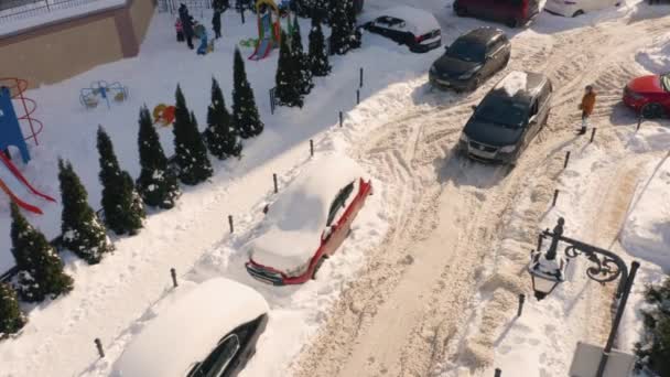 2021 Kyiv Ukrayna Yoğun Kar Yağışından Sonra Araba Bir Otoparka — Stok video