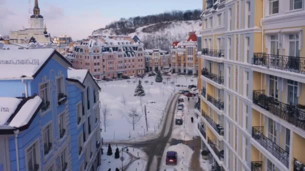Повітряний Вид Зимовий Пейзаж Барвистими Будинками Європейське Місто Після Сильних — стокове відео