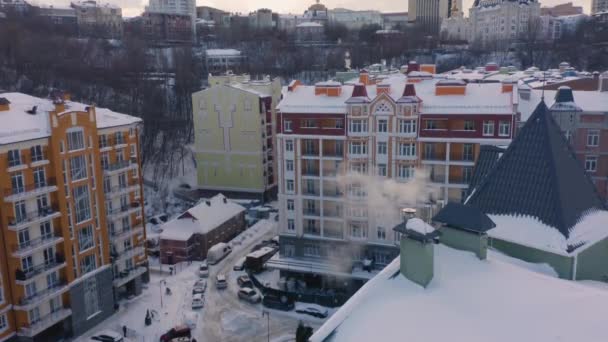 Top Uitzicht Gebouwen Daken Bedekt Met Sneeuw Bovenaanzicht Vanuit Lucht — Stockvideo