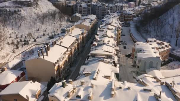 Вид Дрона Літає Над Міською Вулицею Вкритою Снігом Багато Снігових — стокове відео