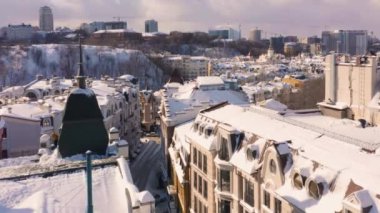 Şiddetli kar yağışı sonrası şehir manzarası. Karla kaplı çatılar inşa ediyorum..