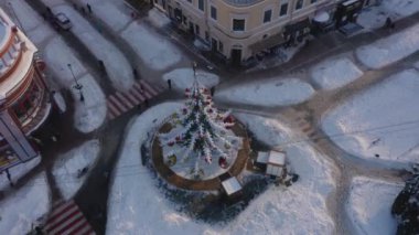 Dönen atlıkarınca Noel ağacı renkli oyuncaklarla süslenmiş. Kiev Podil 'deki Kontraktova Meydanı.
