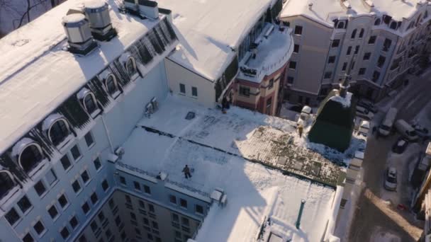 Повітряний Вид Светрів Які Чистять Дах Після Снігопаду Європейські Будівельники — стокове відео