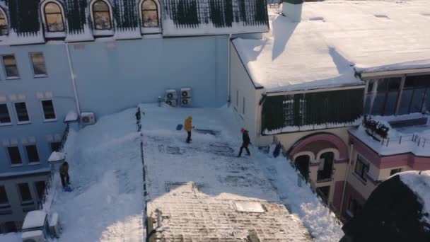 Luchtzichtteam Van Conciërges Die Het Dak Schoonmaken Zware Sneeuwval Mannen — Stockvideo