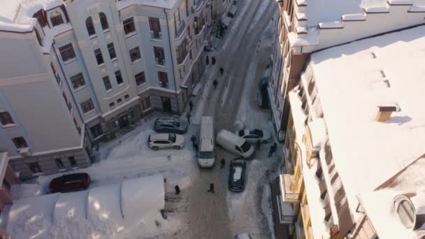 Автомобільна Аварія Місті Після Сильних Снігопадів Вулиця Будинки Вкриті Снігом — стокове відео