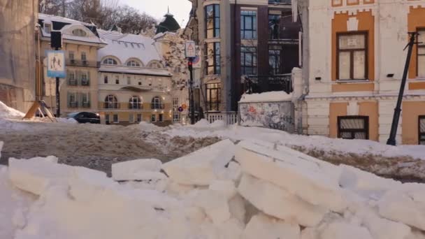 欧洲城市街道在冬季大雪之后 沿街左移的商业视野 — 图库视频影像