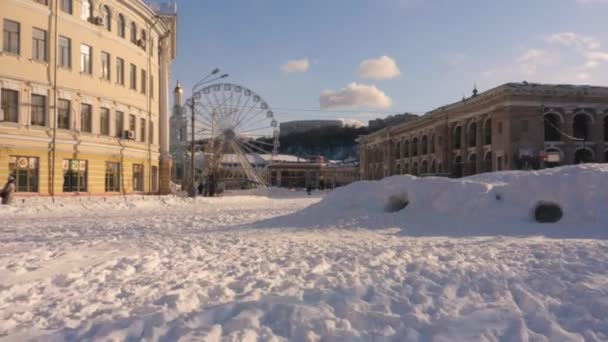 Snowy Kontraktova Square Podil Kijowie Spacerując Ulicą Pokrytą Śniegiem — Wideo stockowe