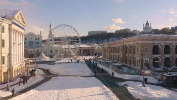 Stadtbild Des Verschneiten Winterlichen Kontraktova Platzes Kiew Riesenrad Und Viele — Stockvideo