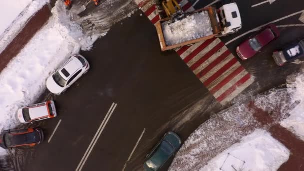 Traktorlader Laden Schmutzigen Schnee Kipper Stadtreinigung Von Schnee Und Eis — Stockvideo