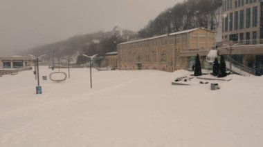 Şehir meydanını karla kaplayan yoğun kar fırtınası. Düşen kar taneleri. Kiev şehri kar yağışı.