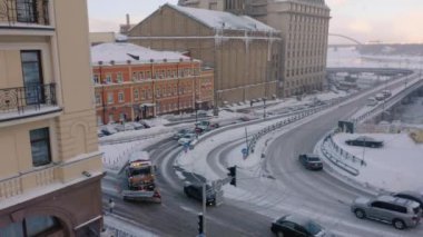 15.02.2021 - Kyiv, Ukrayna: Yoğun kar yağışı sonrası trafik.