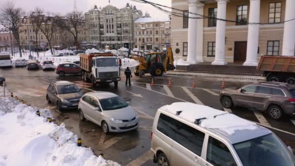 2021 Kiev Ucraina Caricatore Trattori Che Carica Neve Nel Dumper — Video Stock
