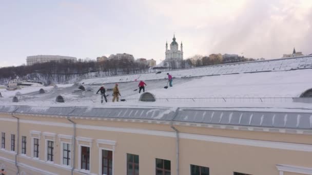 2021 Kiev Oekraïne Conciërges Die Het Dak Schoonmaken Tegen Sneeuw — Stockvideo