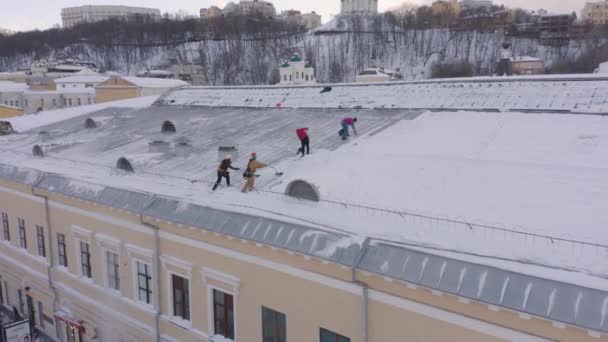 Een Groep Conciërges Die Sneeuw Van Het Dak Vegen Reiniging — Stockvideo