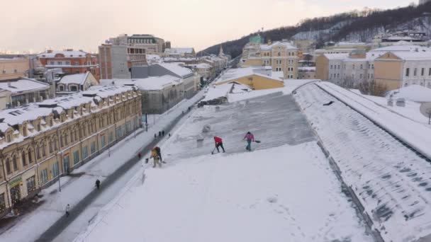 2021 Kiev Oekraïne Conciërges Die Het Dak Schoonmaken Tegen Sneeuw — Stockvideo