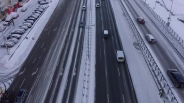 Kışın araba trafiğinin hava görüntüsü. Trafik sıkışıklığı ve kar.