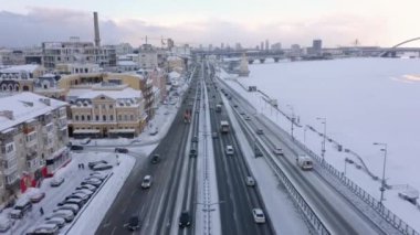 15.02.2021 - Kyiv, Ukrayna: Dinyeper Nehri 'nin setindeki yoğun yol. Soğuk bir günde donmuş bir altyapı..