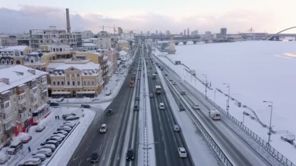2021 Kiew Ukraine Viel Befahrene Straße Ufer Des Dnjepr Eine — Stockvideo