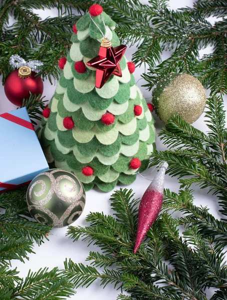 Karácsonyi játék fa körül igazi fenyő ágak és karácsonyi dekorációk — Stock Fotó