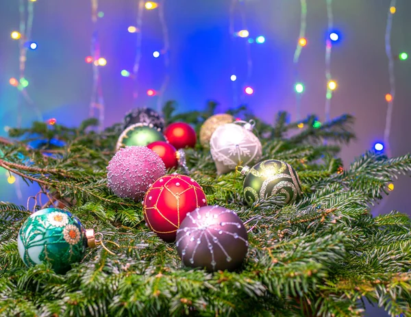 为庆祝圣诞节或新年而装饰的枞树枝干，背景上点缀着彩灯. — 图库照片