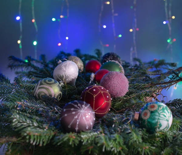 为庆祝圣诞节或新年而装饰的枞树枝干，背景上点缀着彩灯. — 图库照片