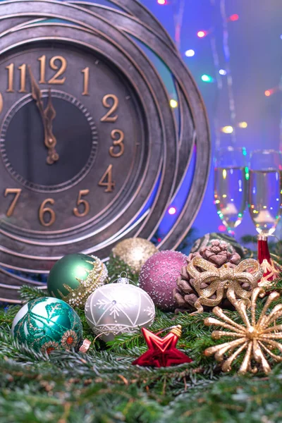 Két perc éjfélig. Nagy óra számolás utolsó pillanatok előtt karácsony vagy újév — Stock Fotó