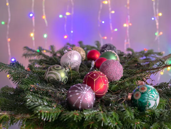 Albero di abete decorato per Natale o Capodanno con sfondo grigio neutro. — Foto Stock